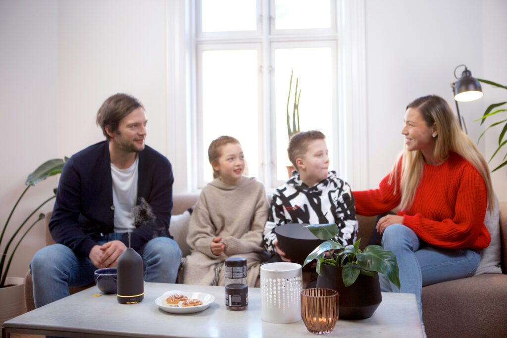 People sharing peer support in a home setting